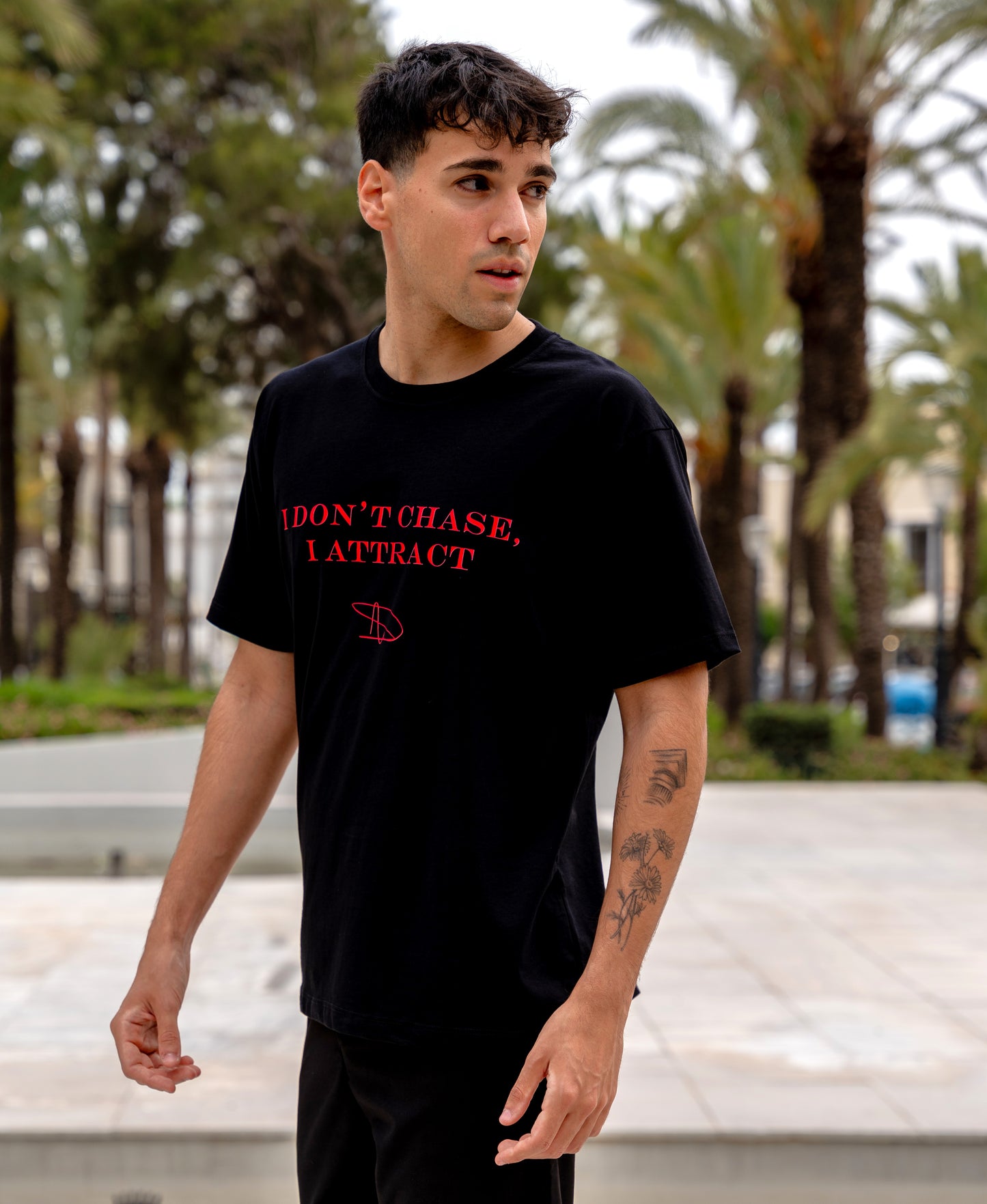 " I DON'T CHASE , I ATTRACT " BLACK T-SHIRT